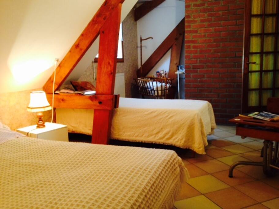 Autre vue de la chambre rose