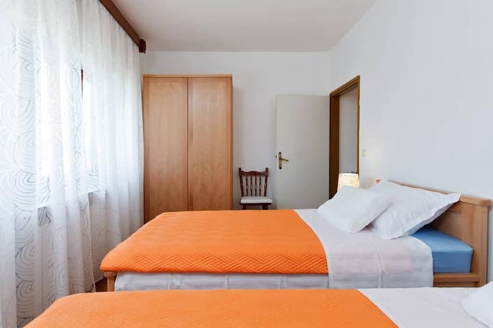 dormitorio con dos camas individuales