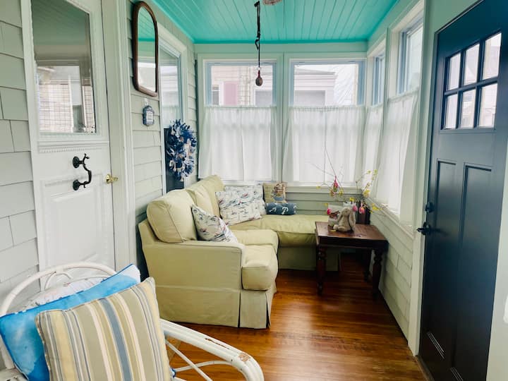 Private Entrance To Ensuite + Bonus Sitting Area - Newport, RI