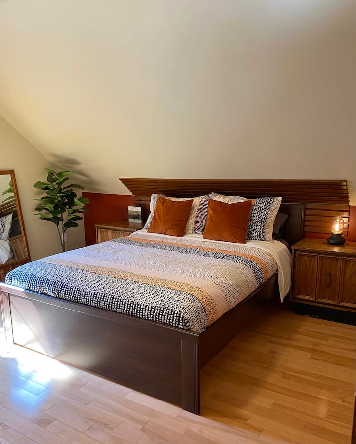 Chambre lit queen au deuxième étage