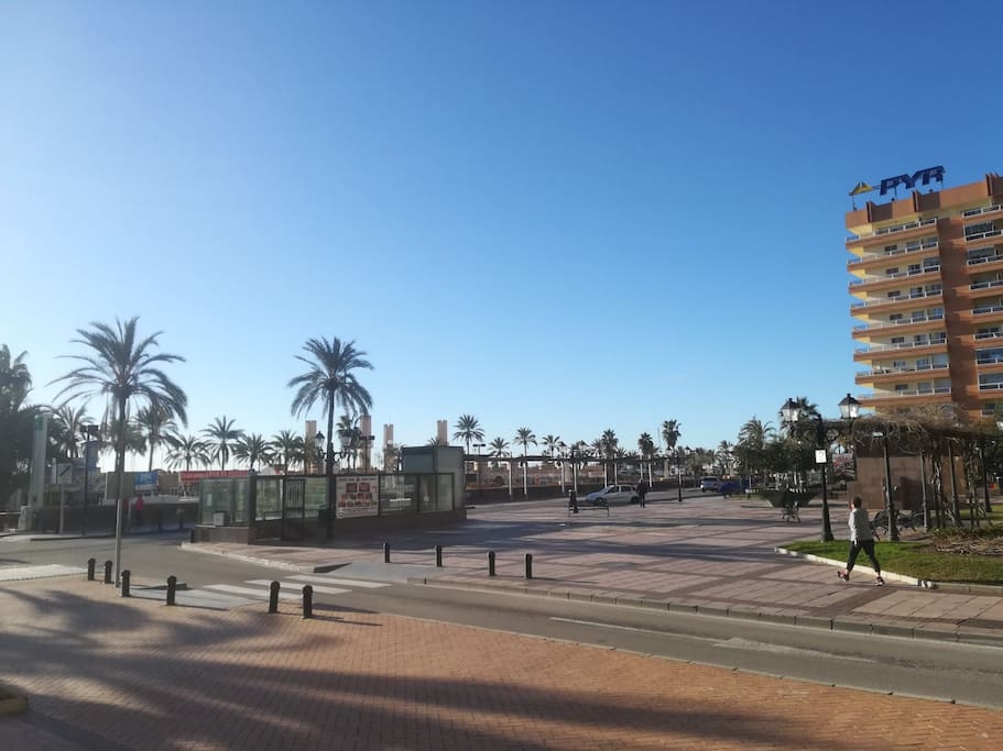 En frente justo el puerto deportivo de fuengirola al lado el hotel pyr y justo detras el hotel florida spa