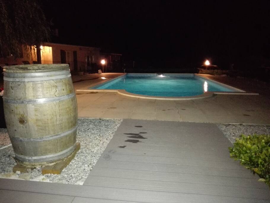 Très belle piscine 10m X 7m, terrasse avec banquette et transats