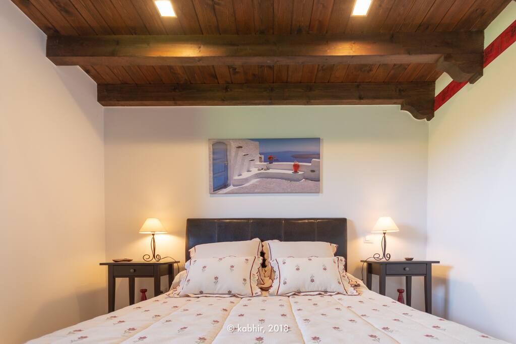 Detalle de la cama de la habitación principal