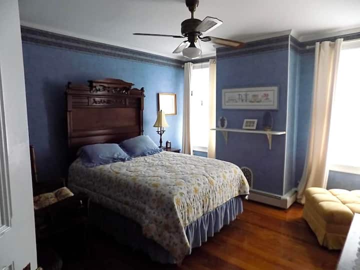 Chumba cha kulala cha ghorofa ya 2 na kitanda cha malkia