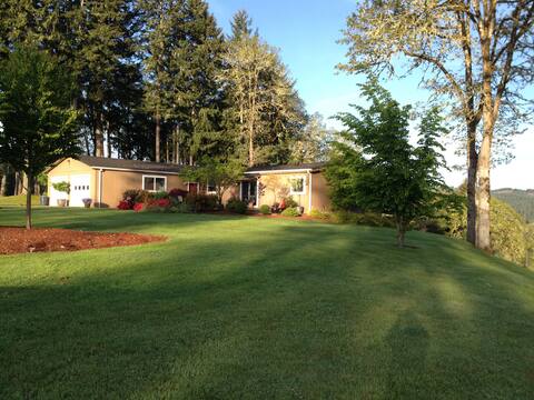 Hilltop Paradise - Seclusion, minutes from town!