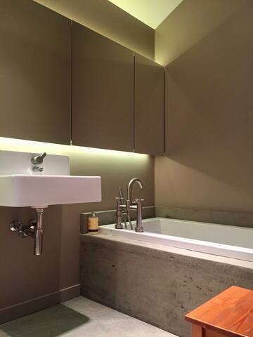 Oceanfront West Coast Holiday Home gallery image 5