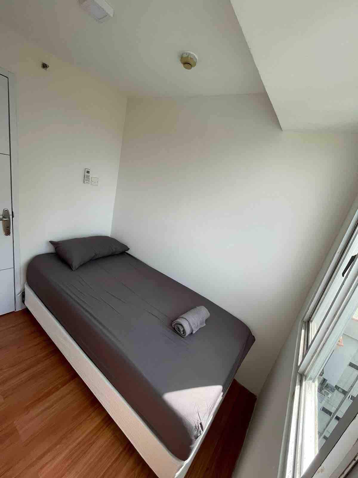 Druhá izba môže slúžiť buď ako pracovný priestor, alebo ako jednolôžková spálňa (pozri priložený obrázok).