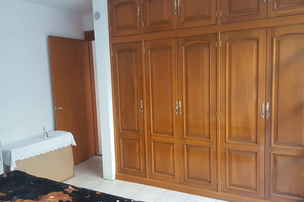Cuenta con armario de madera sólida (sólo uno de los 5 espacios está usado).
You will have a wood closet (only one of the five doors is on use).