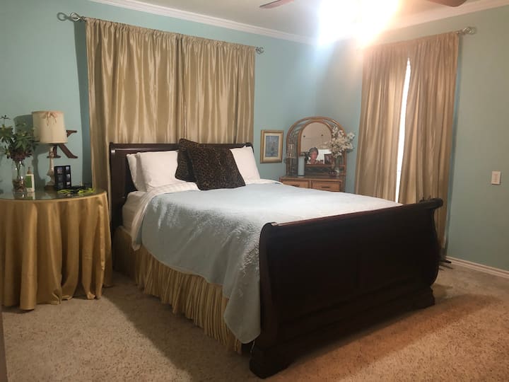 חדר שינה מס '2 עם מיטת קווין סייז.