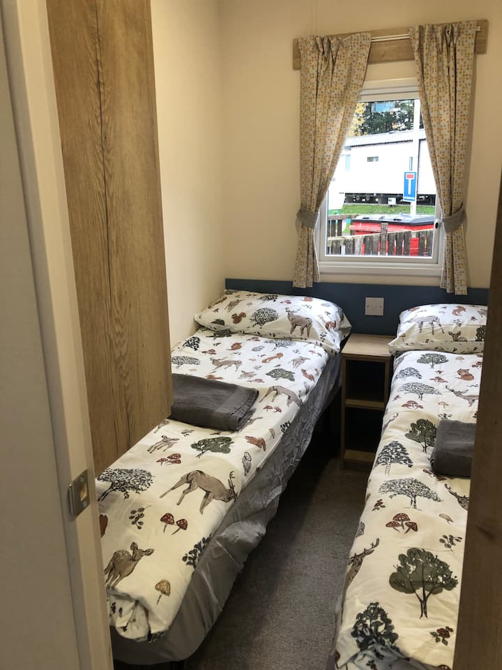 1号卧室配有2张单人床