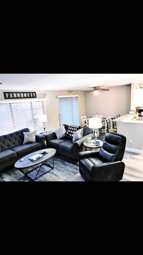 Cozy Lakefront 4 bedroom condo w/indoor fireplace