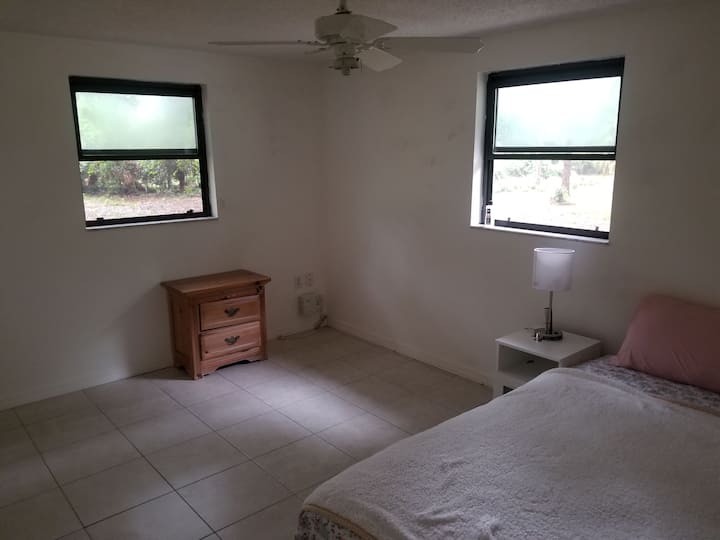 Spacious bedroom on 2.6 acre of nature & quiet Houses for Rent in