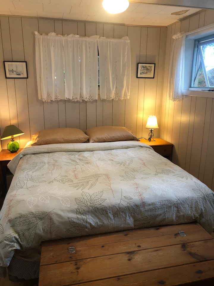 Cama tamaño queen en el dormitorio #1