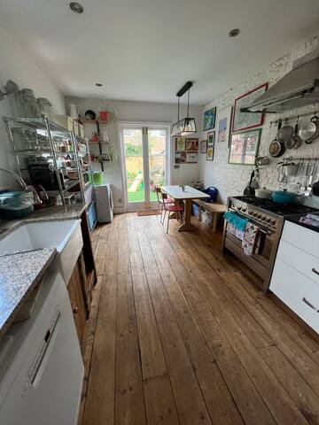 Smart, modern home. Free parking gallery image 5