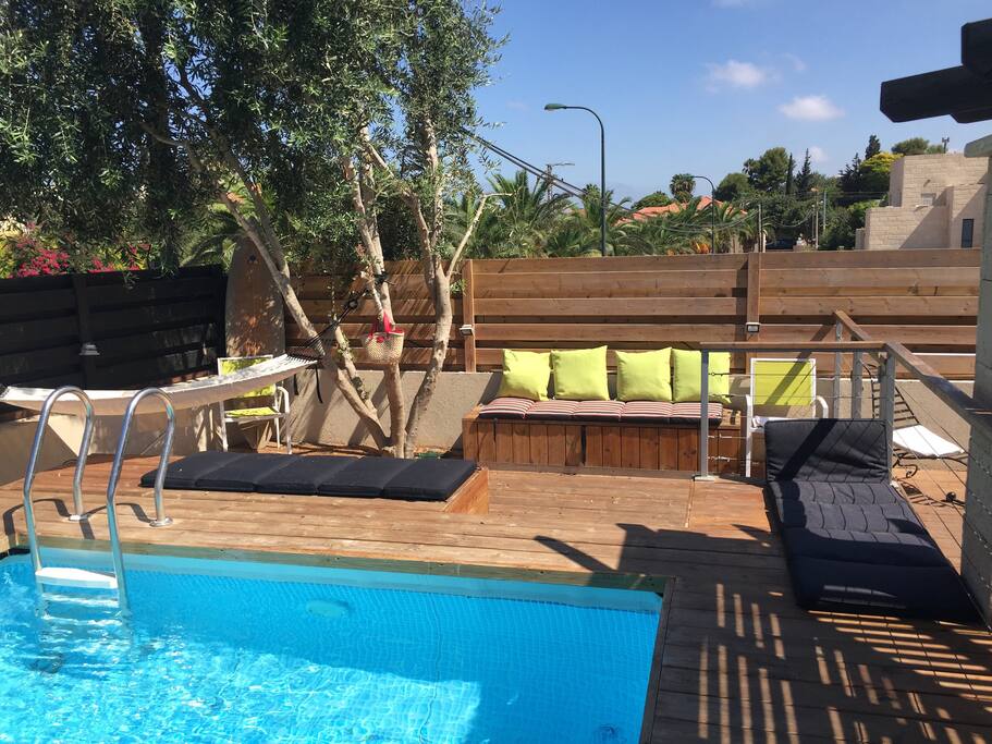 Bronzer au bord de la piscine