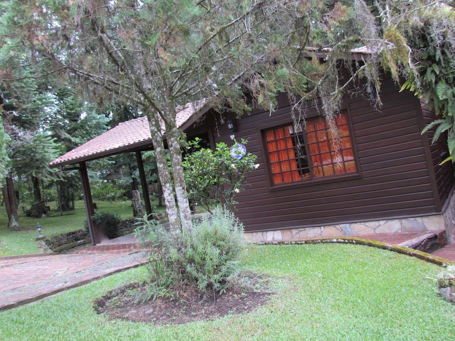 Frente da casa. Lugar mágico junto a uma natureza exuberante!