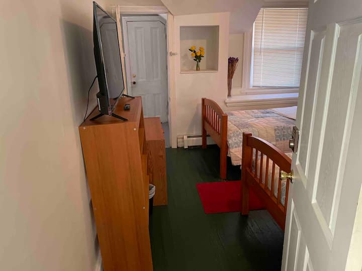 第二间卧室配备2张单人床和1台智能电视