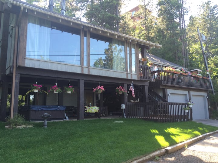4. Lakeside Rapid City Home With Views Chalets for Rent in Rapid City, South Dakota, United