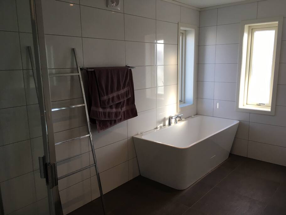 Flott bad med badekar