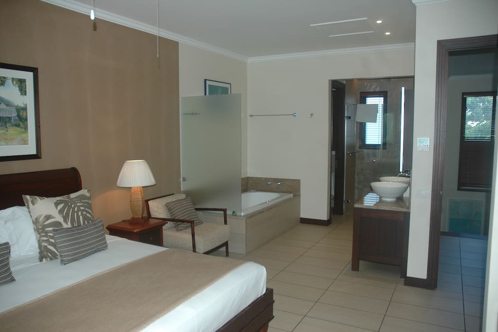 Main en-suite bathroom