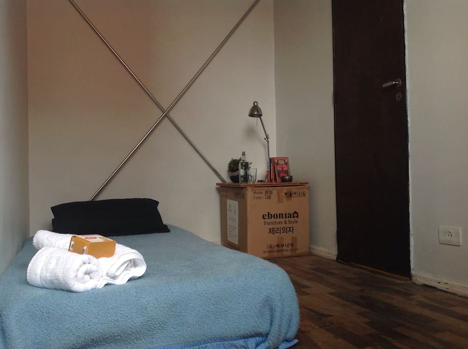 Cama confortável + toalha de banho.