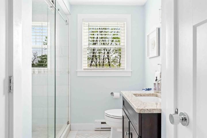 Walk to Seawall & Dining, Beach Passes included! gallery image 4