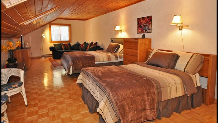 Ლოფტი ორადგილიანი საწოლით და ორადგილიანი საწოლით