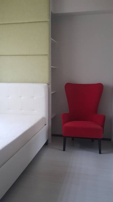 Luxury soft bed for two person
With 2 aircondition one in living and dining room
And one in the bedroom