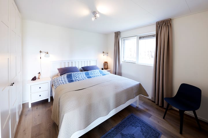 Chambre principale au rez-de-chaussée, chaque chambre a un store enrouleur devant les fenêtres