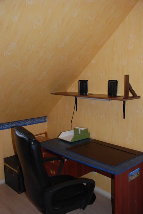 Un bureau, un fauteuil et la wifi