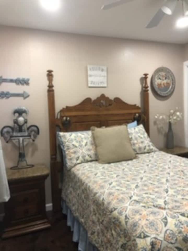 ห้องนอนพร้อมเตียงใหญ่สมาร์ททีวีและตู้เสื้อผ้าขนาดใหญ่