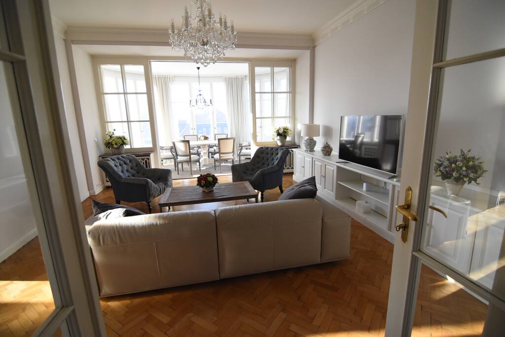 Main room - ideal for breakfasts, lunches, dinners, conferences or just lounging.