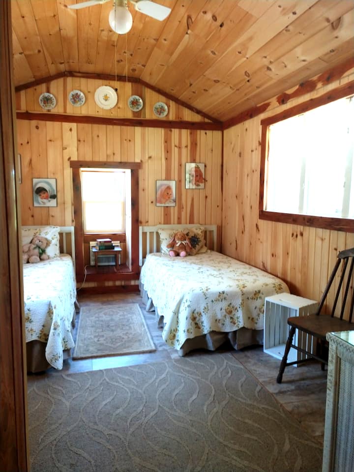Twin bedroom/"Crows Nest"