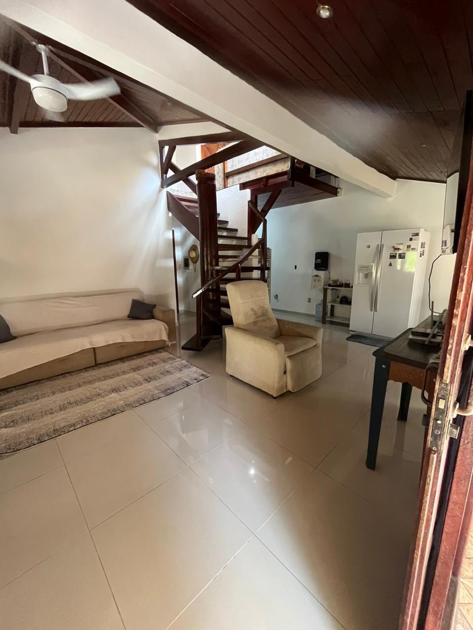 ¡Habitación muy espaciosa con ventiladores de techo y sofá cama!