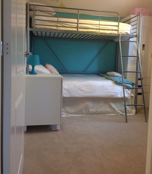 Bunk bed children's room sleeps 2