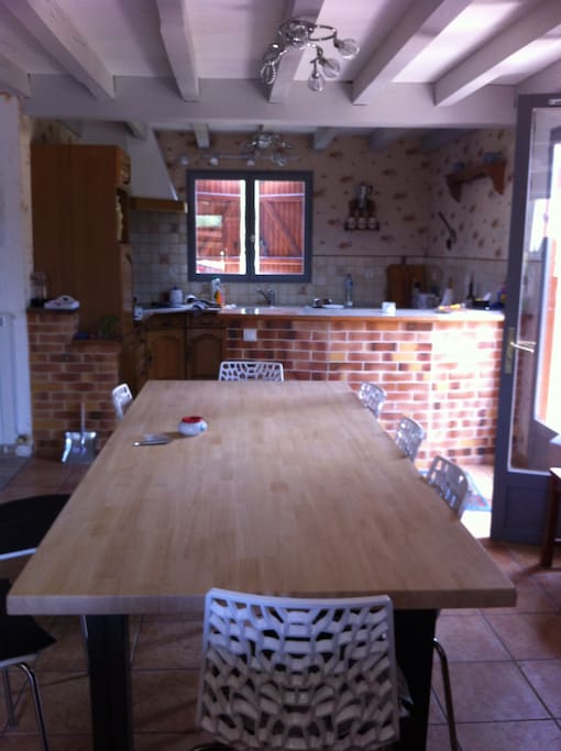 Cuisine ouverte sur le séjour (grande table pour repas conviviaux)