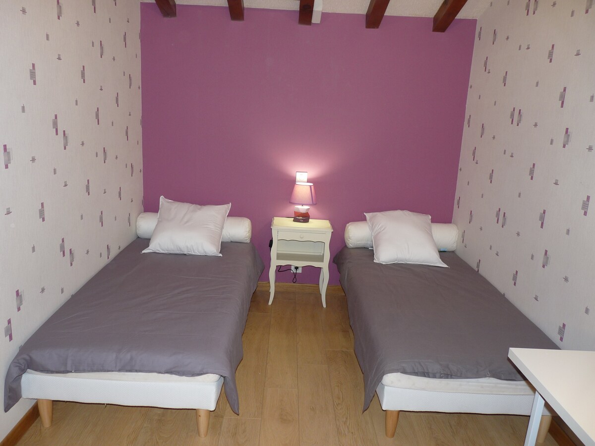 Dhoma e gjumit 
2 2 krevate në 90