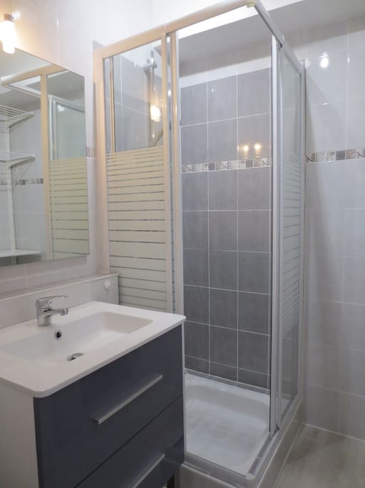 Salle de bain lumineuse avec rangements