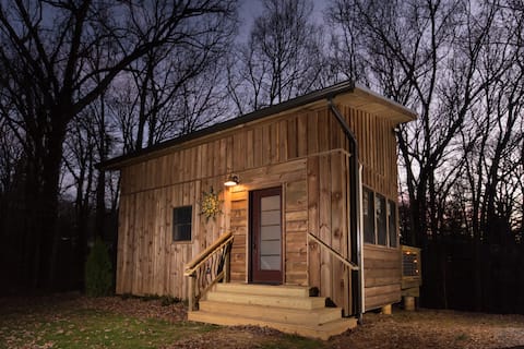 Cozy Tiny House Cabin Near Downtown and Blue Ridge