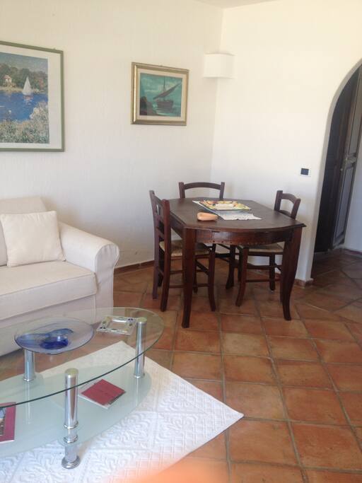 Soggiorno comodo e confortevole con divano , tavolo , tv - Cozy living room with sofa, table, tv