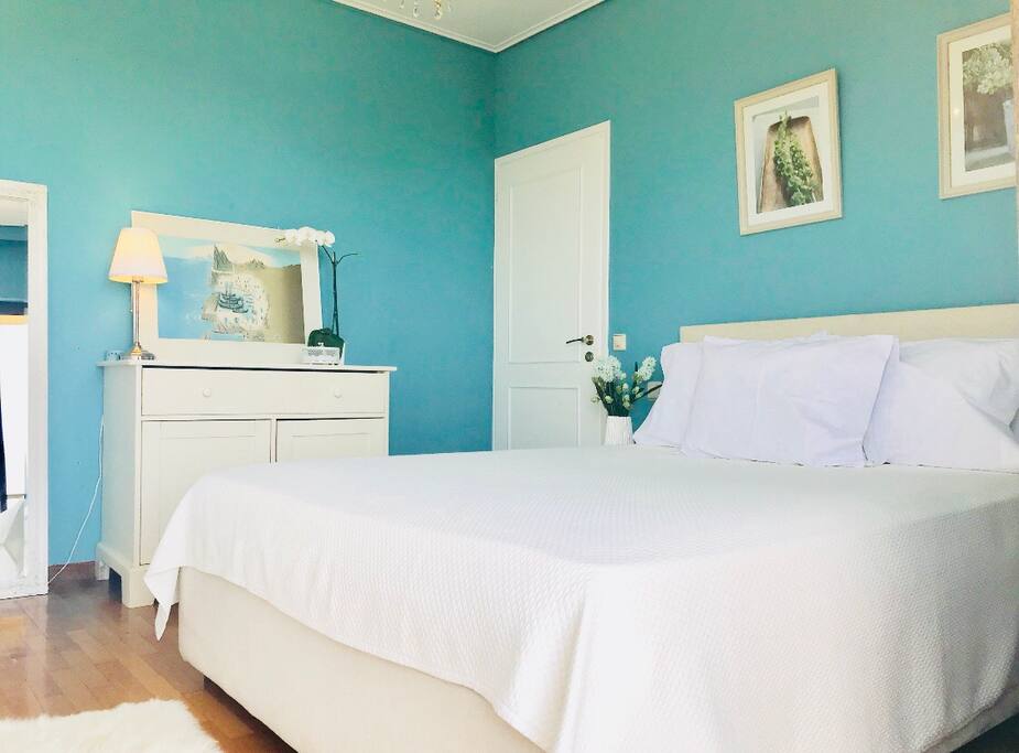 bedroom with queen size bed