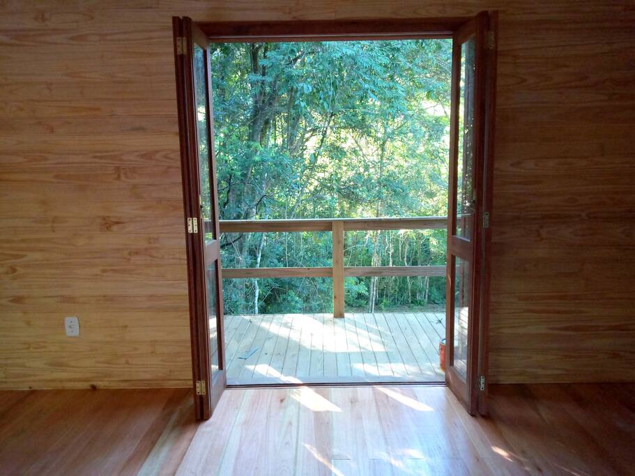 Sacada com deck e vista para o verde