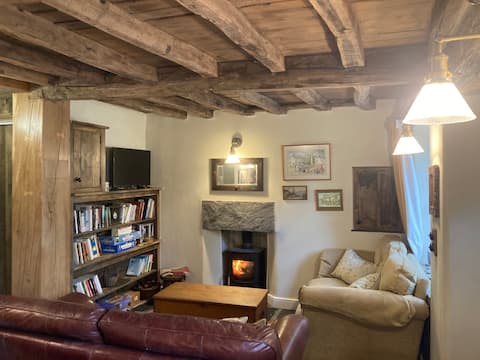 Charming cottage Wood fired Hot Tub Walled garden