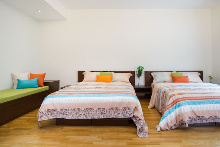 5号卧室（三楼）配有两张标准双人床和一张舒适睡眠的长凳。