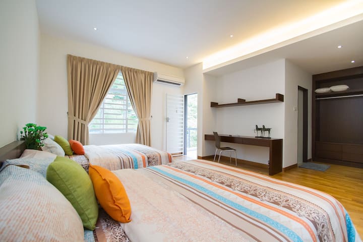 5号卧室（三楼）与阳台相连。 