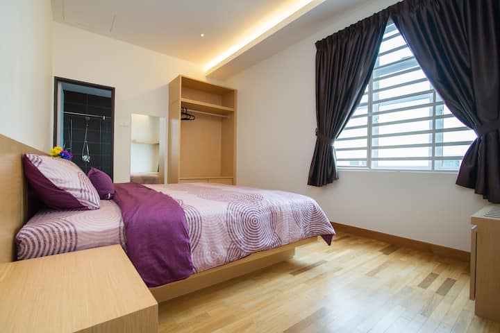 4号卧室（三楼）配有一张加大双人床、衣柜和全尺寸镜子。 