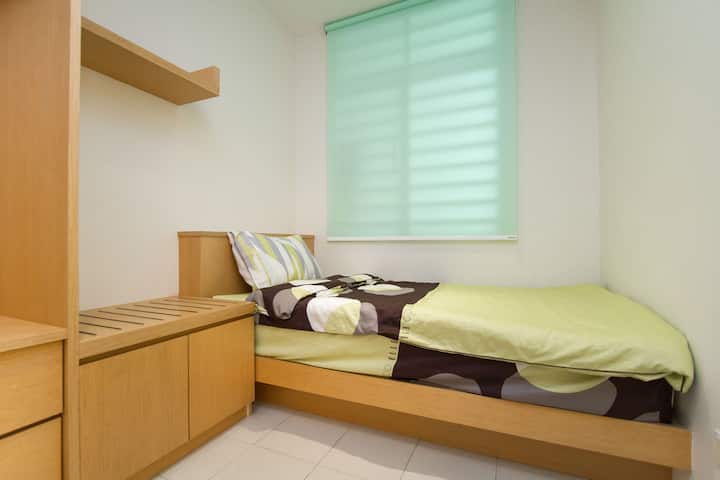 1号卧室（楼下） -超级单人床，配有酒店式行李架和衣柜。 