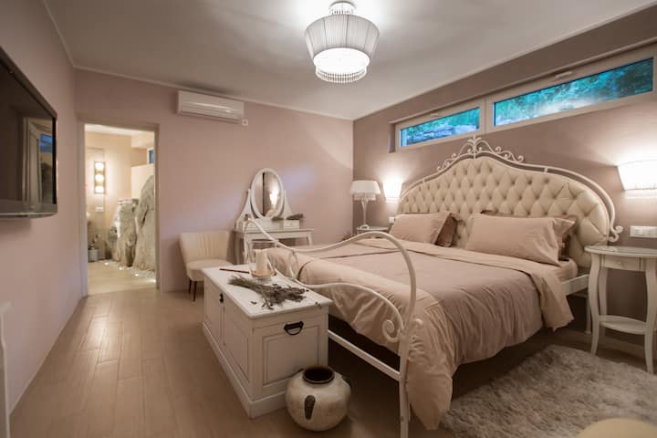 Posteľ s veľkosťou King 200 x 200 cm