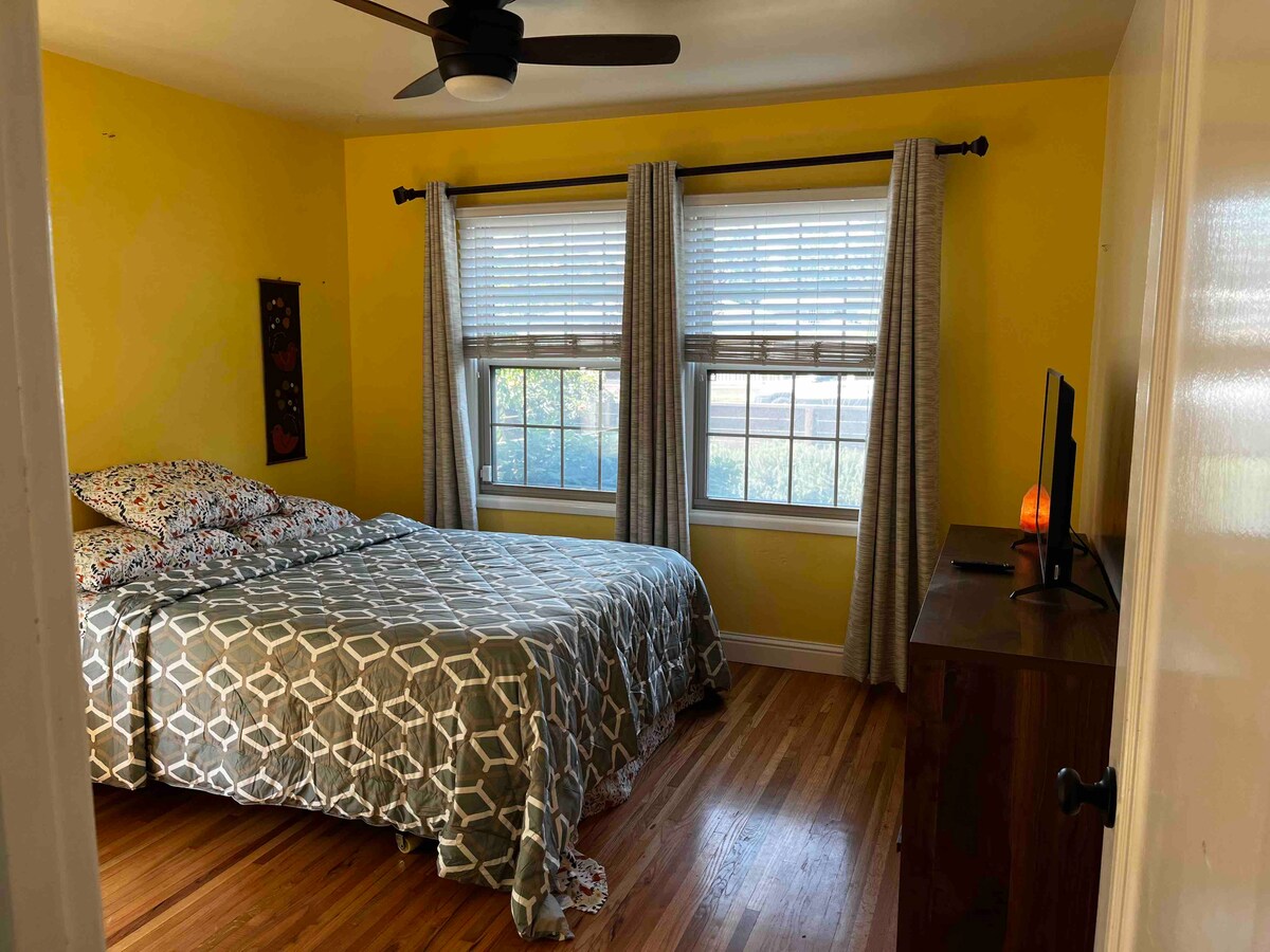 主卧：智能电视和遮光窗帘。 标准双人床，配有Temperpedic记忆泡沫床垫。