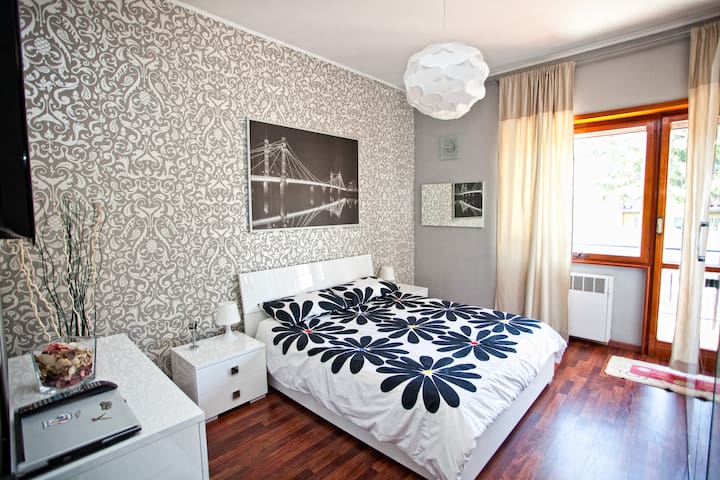 Room near the metro B (50 mt.)